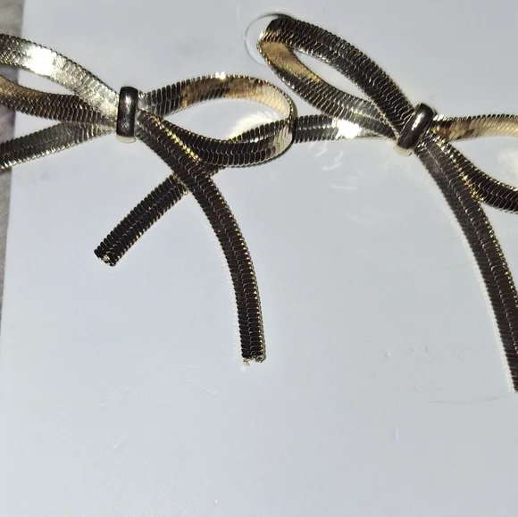 NWT Boutique Goldtone Herringbone Chain Ribbon Bow Earrings - Picture 3 of 4